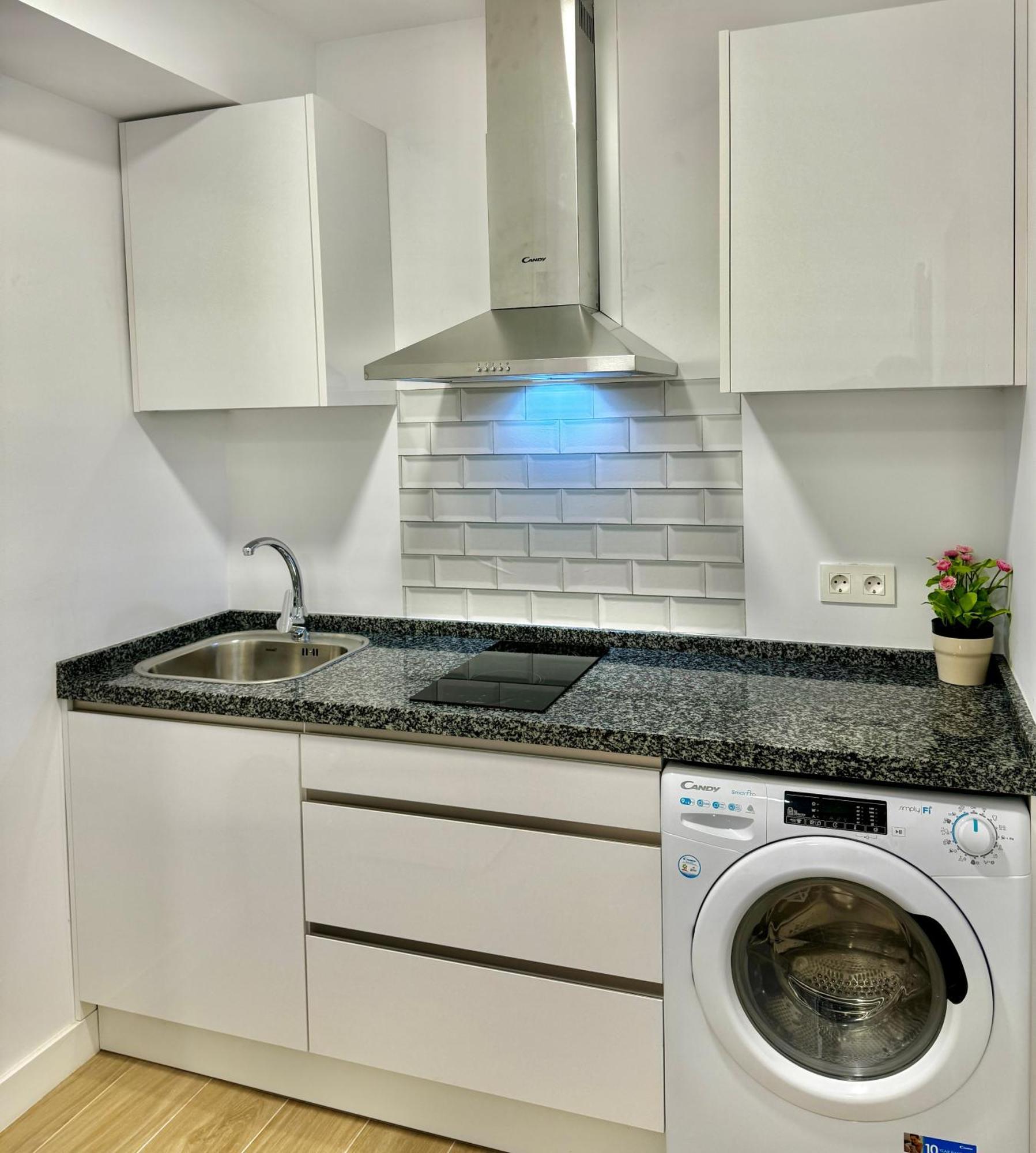Amazing Seaside Studio By Eaw Homes ماربيا المظهر الخارجي الصورة
